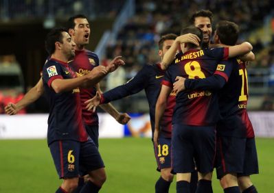 Los jugadores del Barça celebran el primer gol en la Rosaleda.